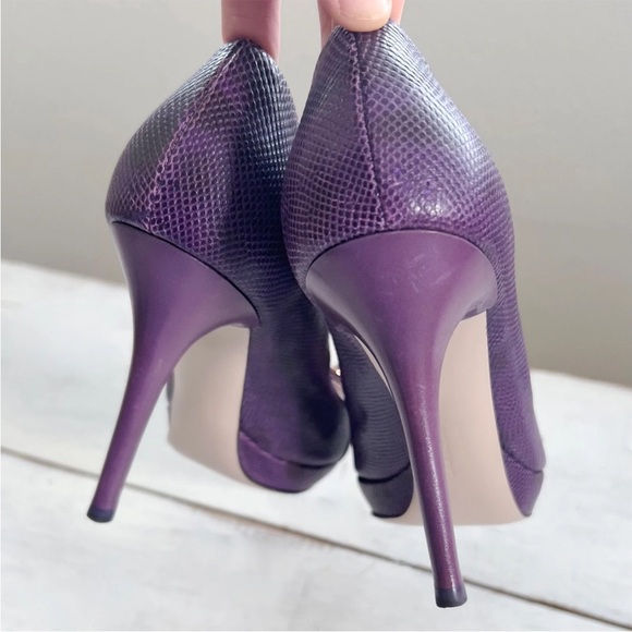 Salvatore Ferragamo Gilia Peep Toe Snake Embossed Bow Heel Size 7 Purple Gold - Picture 10 of 15